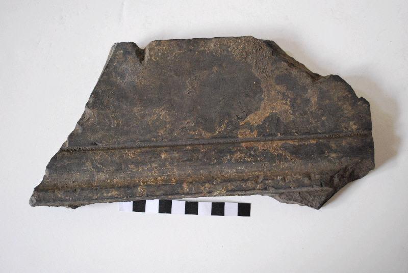 Fragment de bordure de cadre de panneau taillé et mouluré