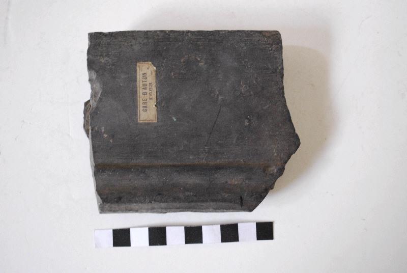 Fragment de bordure de cadre de panneau taillé et mouluré
