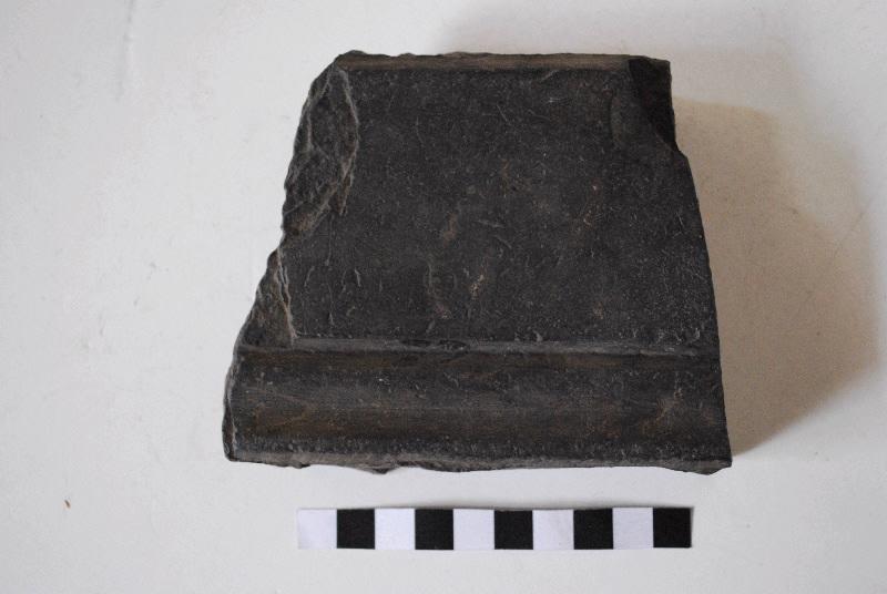 Fragment de bordure de cadre de panneau taillé et mouluré