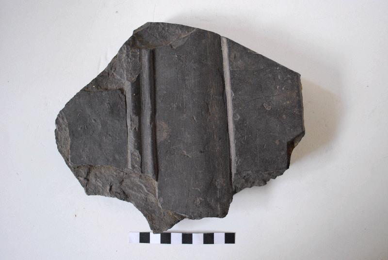 Fragment de cadre de panneau taillé et mouluré
