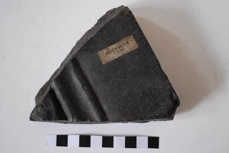 Fragment de bordure de cadre de panneau taillé et mouluré