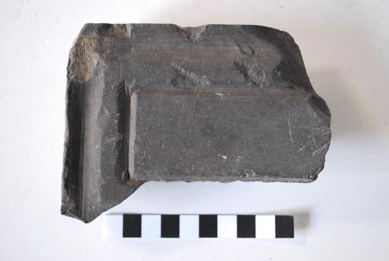 Fragment de cadre de panneau taillé et mouluré