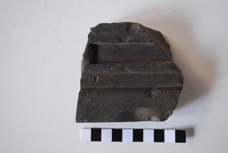 Fragment de bordure de cadre de panneau taillé et mouluré