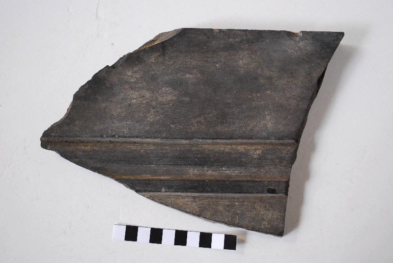 Fragment de bordure de panneau taillé et mouluré