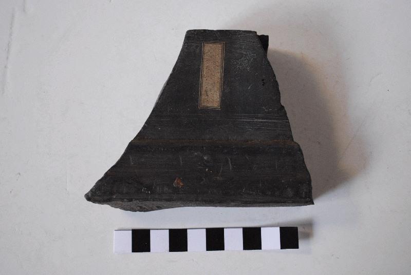 Fragment de bordure de panneau taillé et mouluré