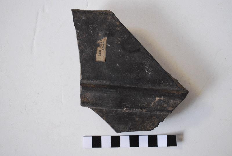 Fragment de panneau taillé et mouluré