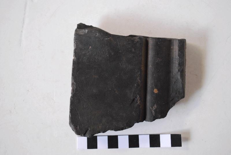 Fragment de bordure de panneau taillé et mouluré