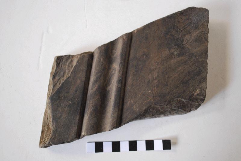 Fragment de panneau taillé et mouluré