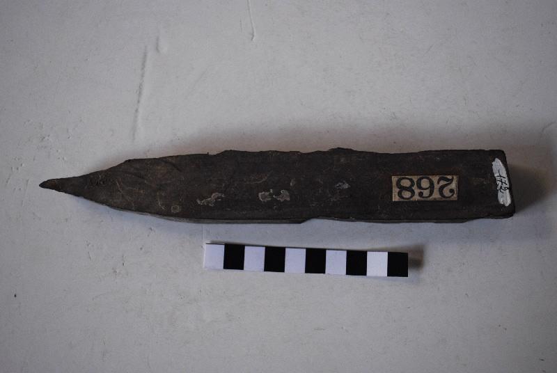 Fragment de panneau ou tesselle d'opus en schiste taillé