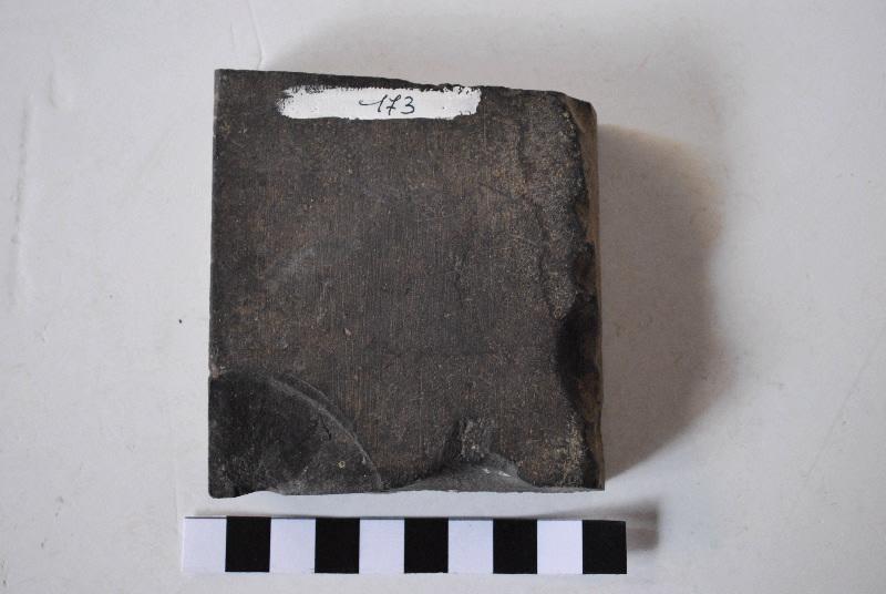 Fragment de panneau taillé et mouluré