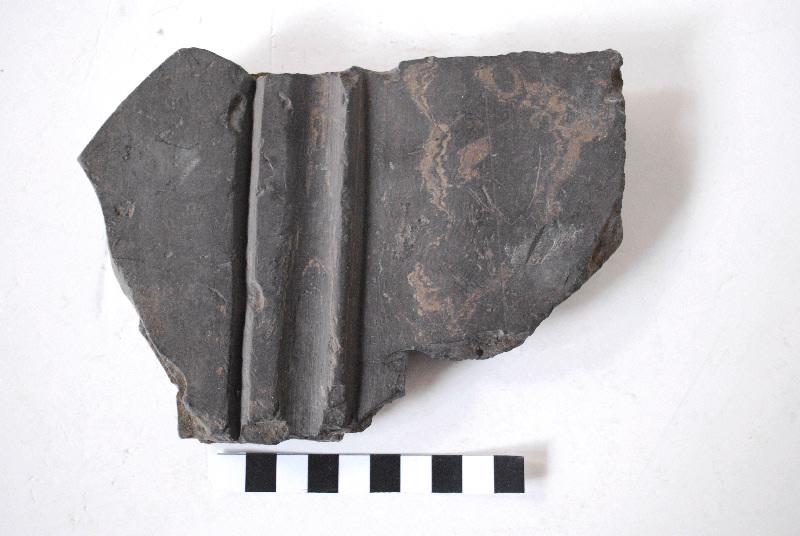 Fragment de panneau taillé et mouluré