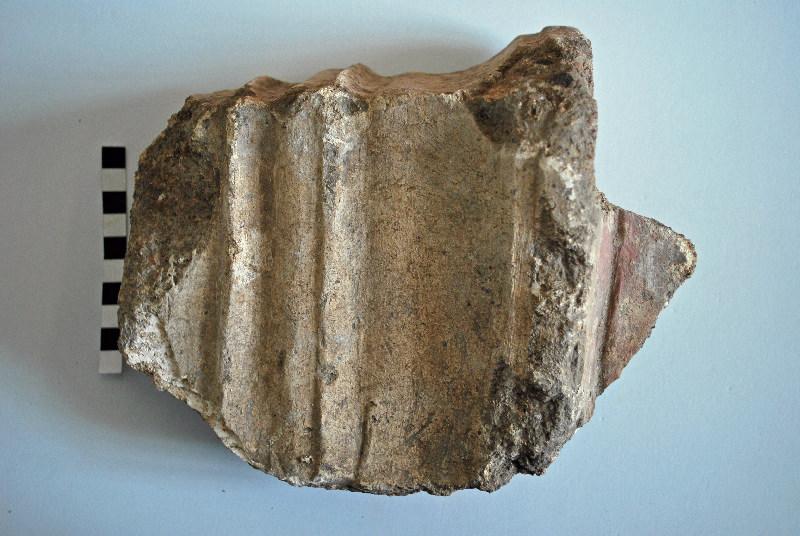 Fragment de stuc de chapiteau d'angle moulurée