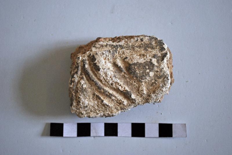 Fragment de stuc à un vase à pied et deux cornes d'abondance