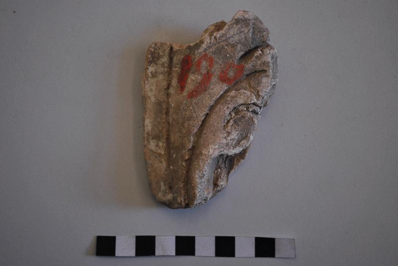 Fragment de stuc orné d'une feuille