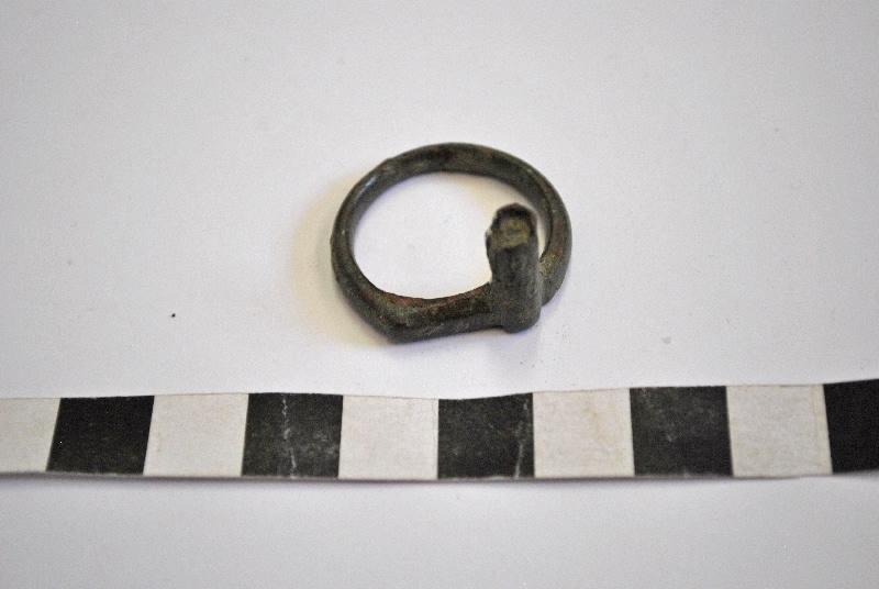 Fragment de bague-clé en bronze