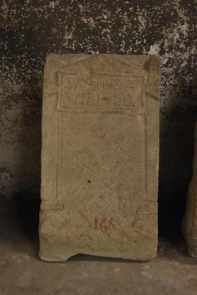 Stèle aux acrotères et SABINA / VIRI///LO