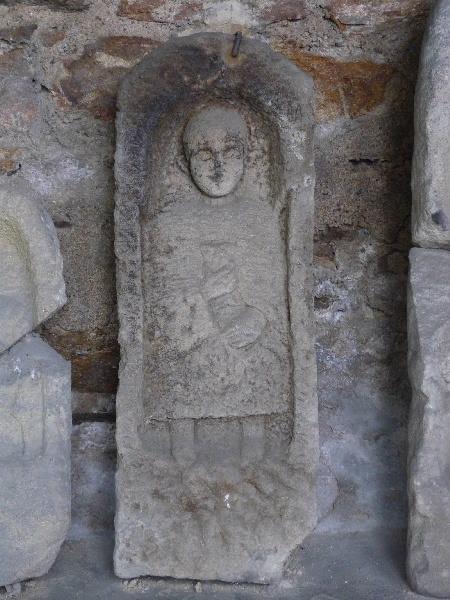 Stèle féminine et SVRILLA
