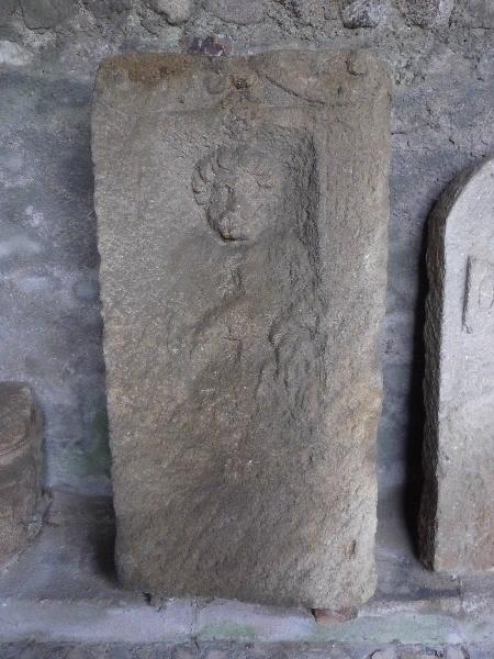 Stèle à inscription AVIT ELV / APR ILIS