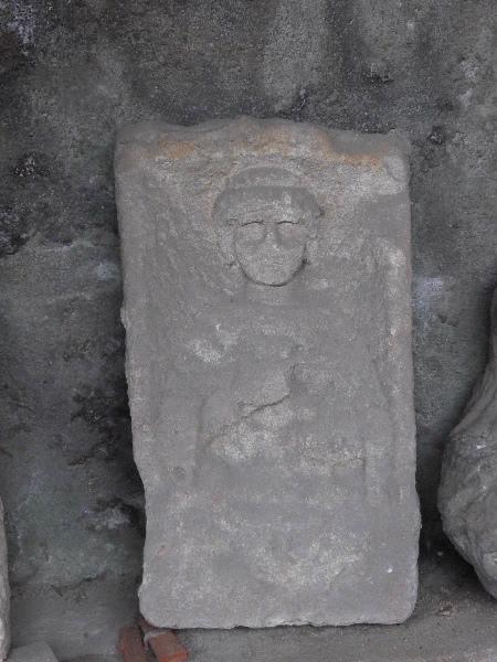 Stèle féminine et inscription D M