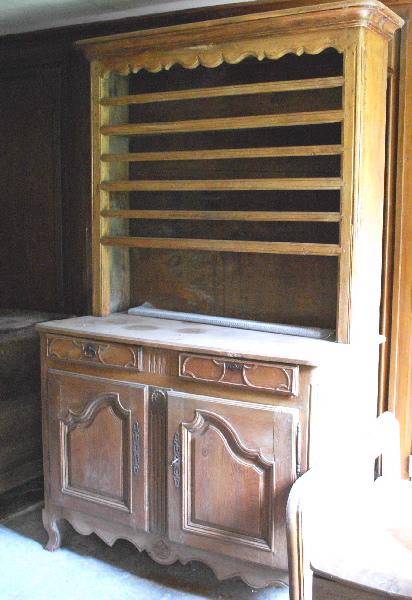 Vaisselier en bois fruitier et serrureries métalliques