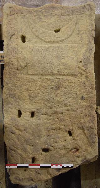 Stèle à inscription YVNA