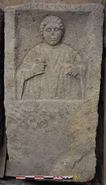 Stèle à inscription D IEIRICVS M