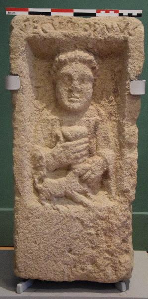 Stèle à l'enfant et SECVNDINVS