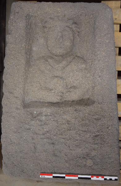 Stèle à inscription D M