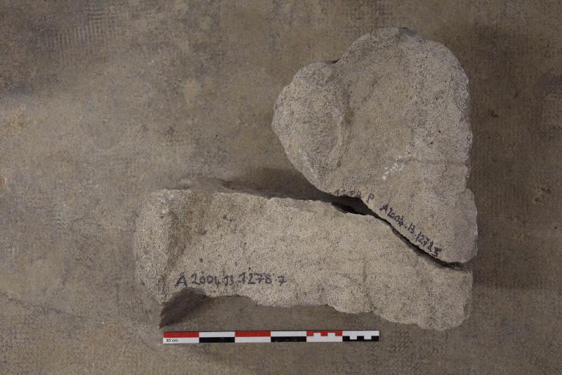 Stèle féminine et inscription D M