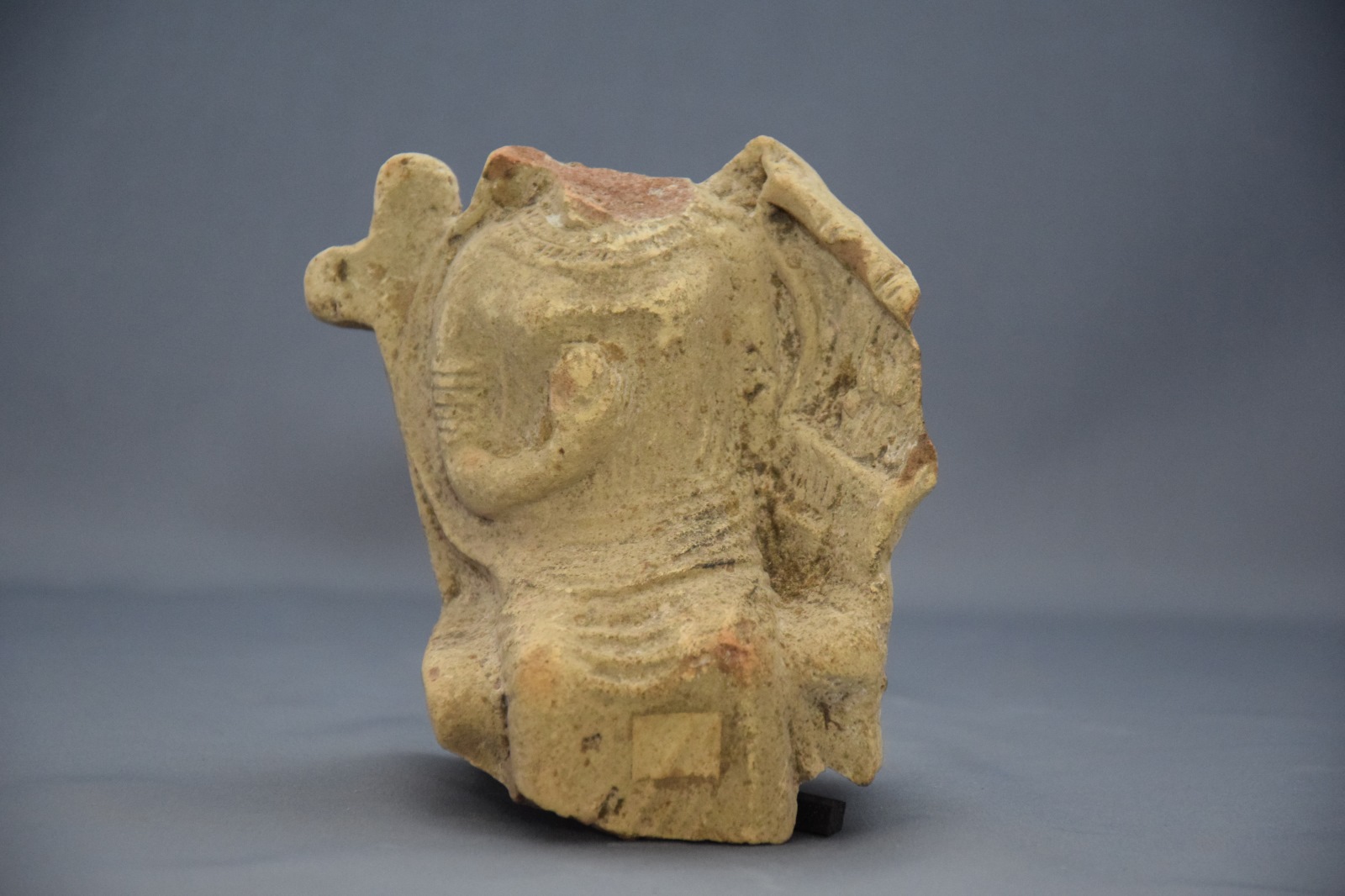 Musicienne assise dans un fauteuil