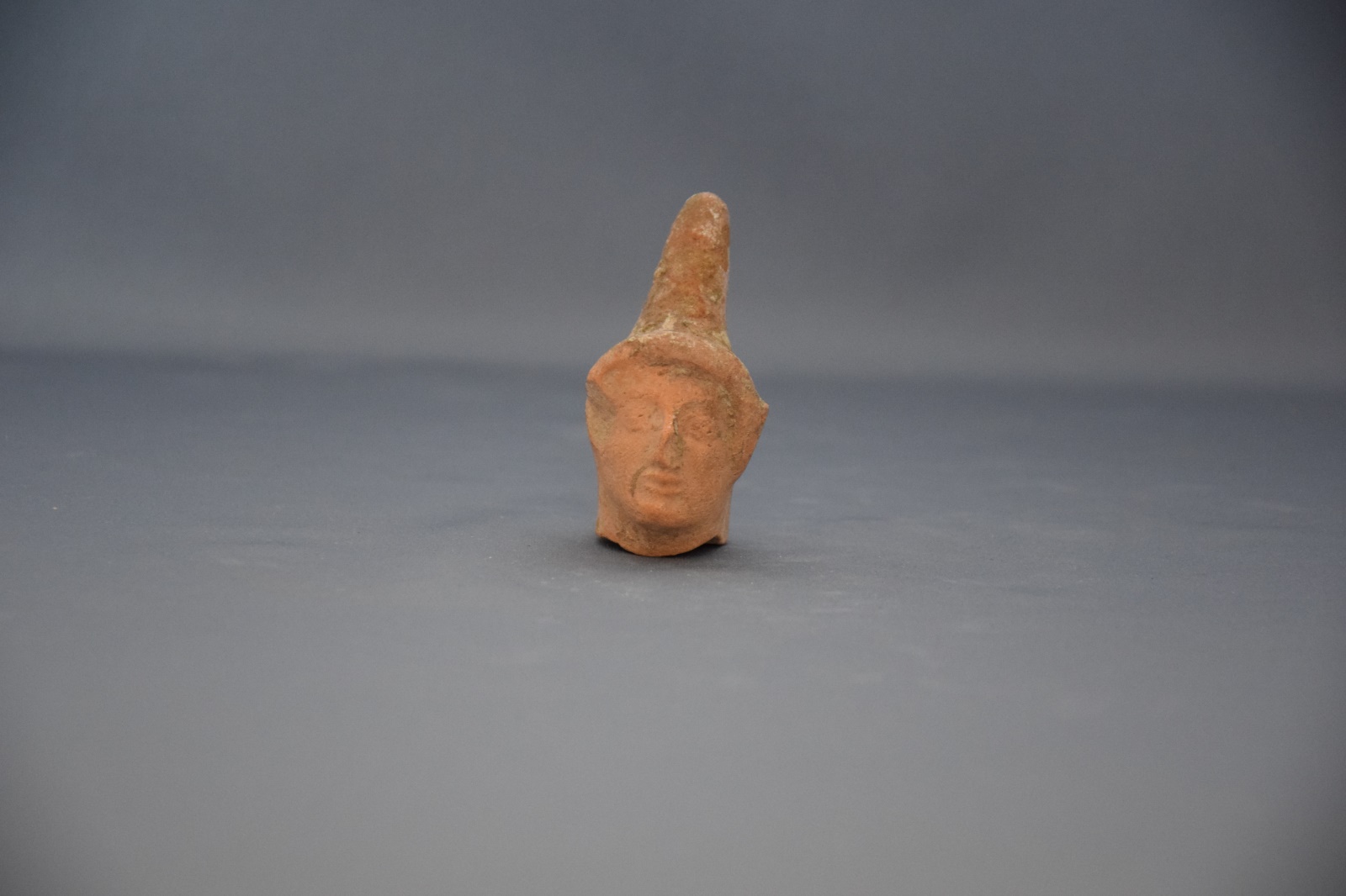 Tête d'homme avec un bonnet pointu