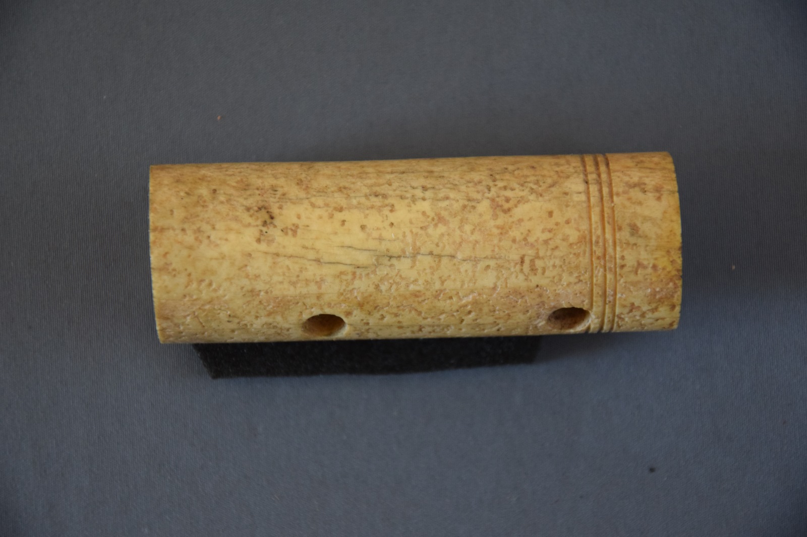 Etui cylindrique en os sculpté