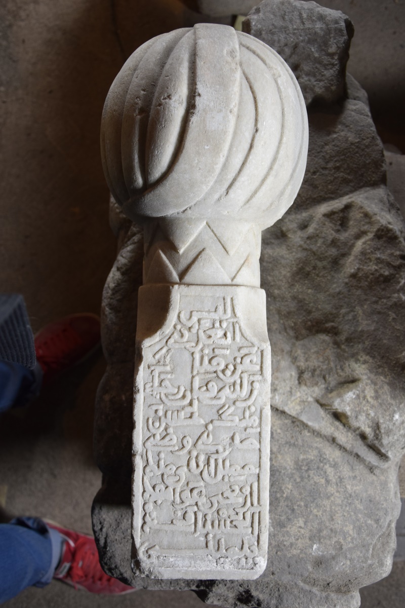 stèle à inscription arabe