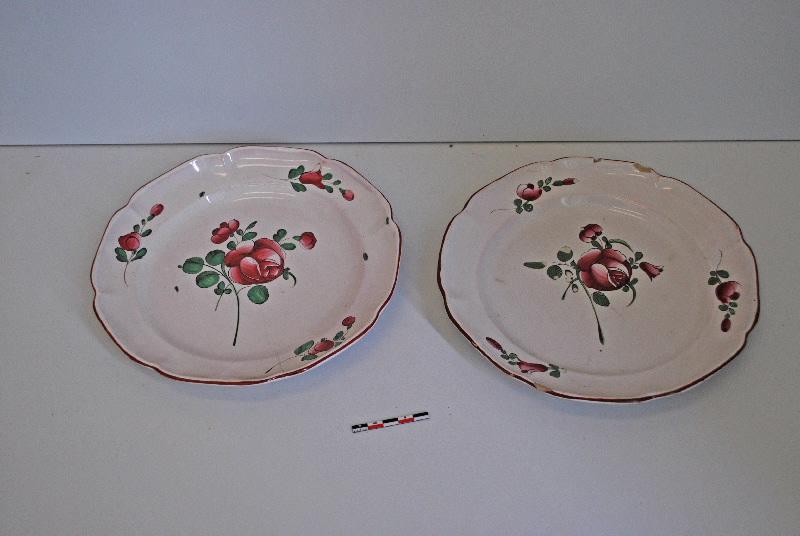 Ensemble de 3 assiettes en faïence à décor de grand feu