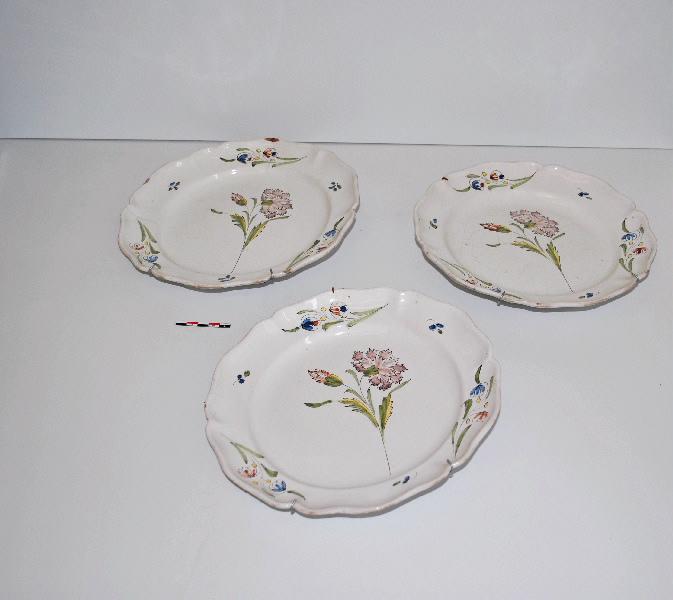 Ensemble de trois assiettes en faïence à décor de grand feu