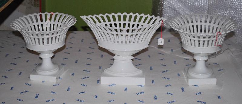 Trois corbeilles de table en porcelaine