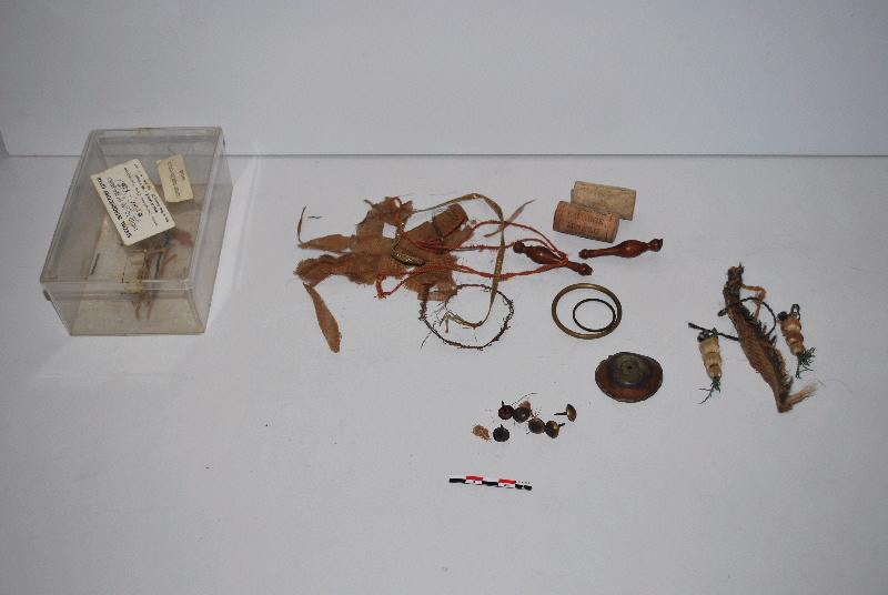 Lot de 30 éléments hétéroclites en bois, métal, liège et tissu