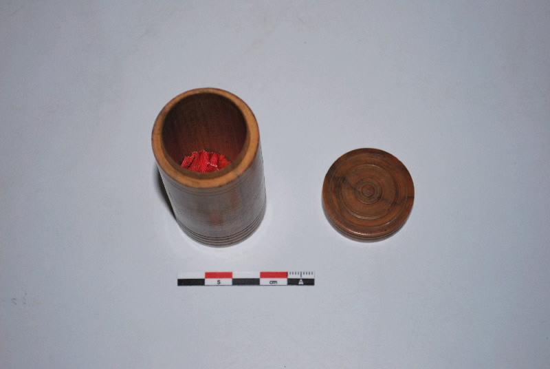 Boîte cylindrique en bois tendre tourné