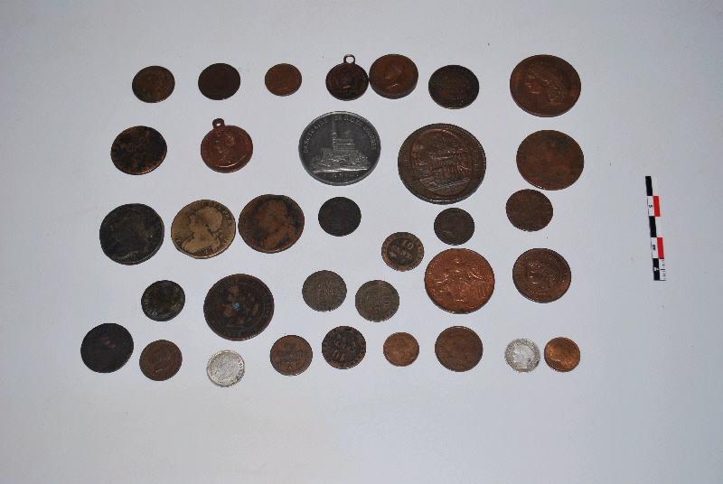 Lot de 34 jetons ou monnaies en bronze, cuivre