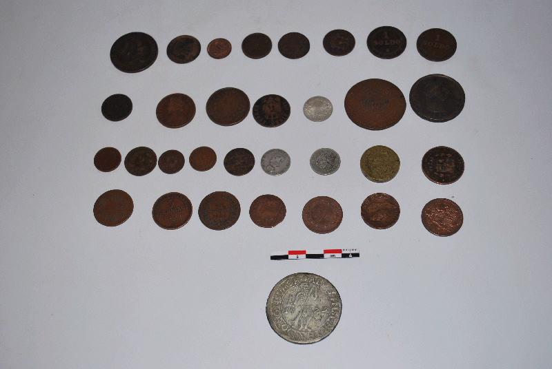 Lot de 31 monnaies et un poids monétaire étrangers en bronze, cuivre