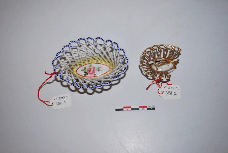 Deux panières en porcelaine polychromée et dorée