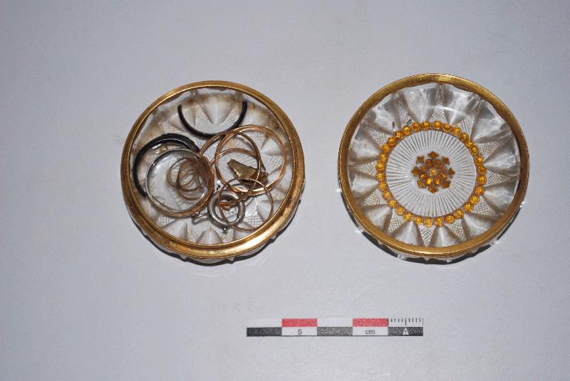 Boîte à bijoux en verre facetté et émaillé et or