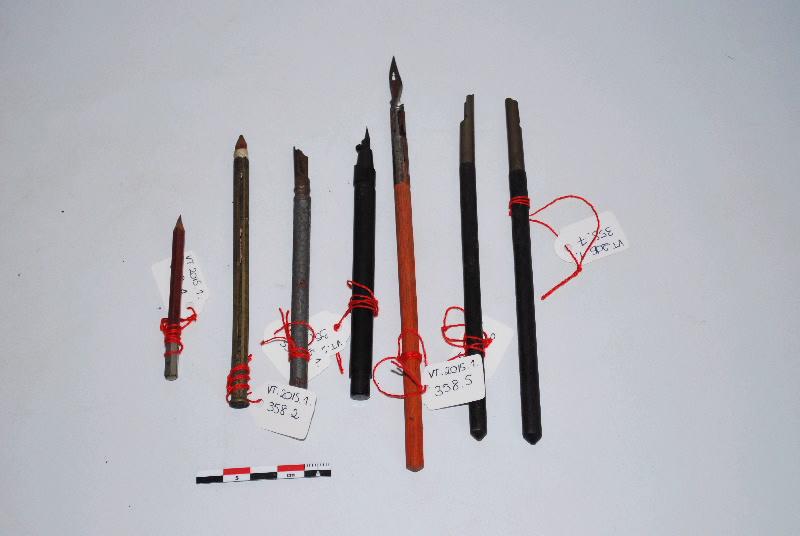 Ensemble de sept porte-plumes et porte-crayons