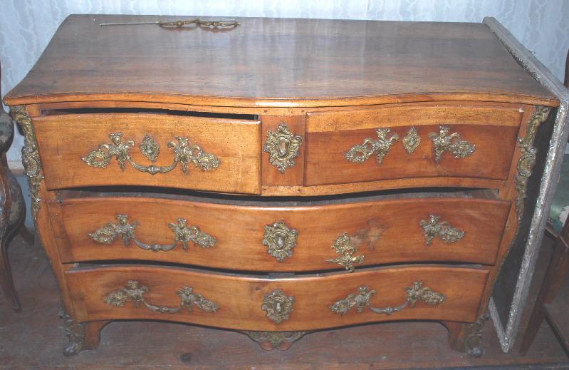 Commode Régence en noyer et métal doré