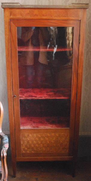 Meuble à vitrine en bois, marqueterie de bois et porte de verre