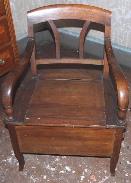 Chaise percée de style Restauration