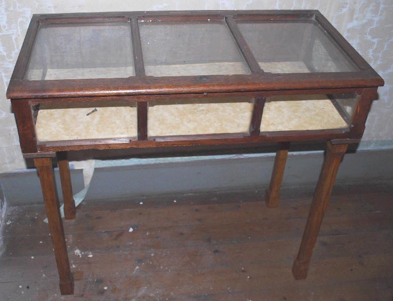 Meuble-vitrine en bois et verre dite 'cercueil'