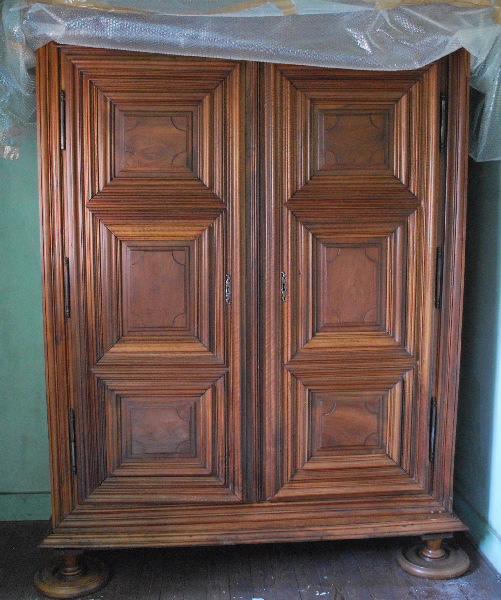 Armoire bourguignonne de style Louis XIII en bois
