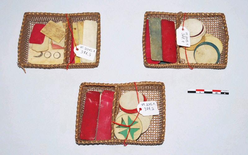 Lot de jetons en os peint et 3 paniers