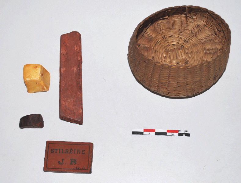 Panière en vannerie d'osier contenant 2 craies et un pyrogène en bois